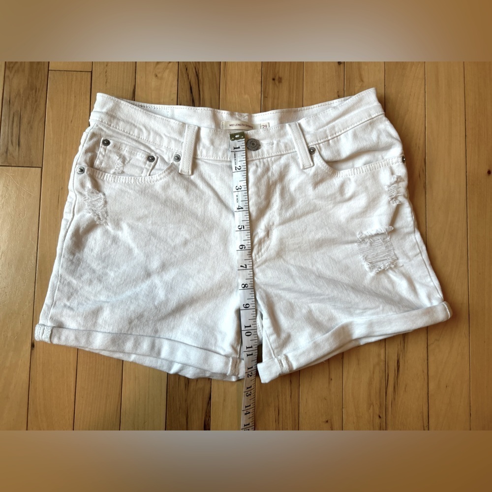 Women’s Levi’s Mid Length White Shorts Size 29